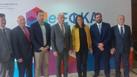 Η Υπουργός με τον Γενικό Γραμματέα Κοινωνικών Ασφαλίσεων Νίκο Μηλαπιδη, τον Διοικητή του e ΕΦΚΑ Αλέξανδρο Βαρβέρη και τους Υποδιοικητές του Φορέα, Παναγιώτη Κοκκόρη, Νικόλαο Χουρδακη, Γεώργιο Παπαδημητρίου και Κωνσταντίνο Μεγαρίτη