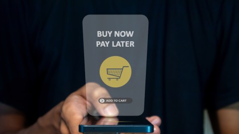 Υπηρεσία BNPL σε smartphone