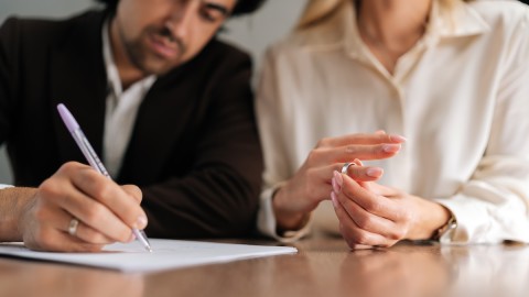 Ζευγάρι υπογράφει τα χαρτιά του διαζυγίου