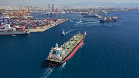 Εμπορικό πλοίο στο Πέραμα