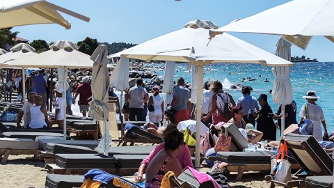 Κόσμος σε παραλία