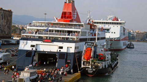 Πειραίας, επιβάτες αναχωρούν