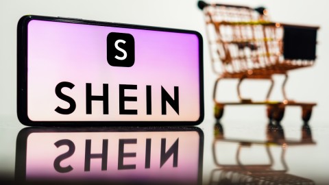 Το λογότυπο της Shein σε οθόνη κινητού τηλεφώνου