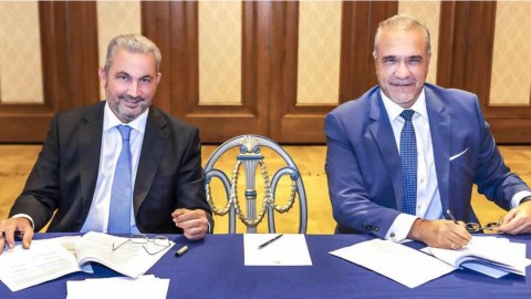Εκ μέρους των ιδιωτών επενδυτών, Thrivest Holding, υπέγραψε ο κ. Αλέξανδρος Εξάρχου και εκ μέρους του ΤΧΣ ο διευθύνων σύμβουλος κ. Ηλίας Ξηρουχάκης