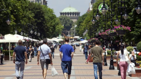 Κόσμος κάνει τη βόλτα του στη Σόφια