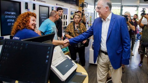 Φωτογραφία από την επίσκεψη του Τάκη Θεοδωρικάκου σε καταστήματα