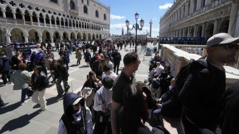 Τουρίστες στη Βενετία / apimages