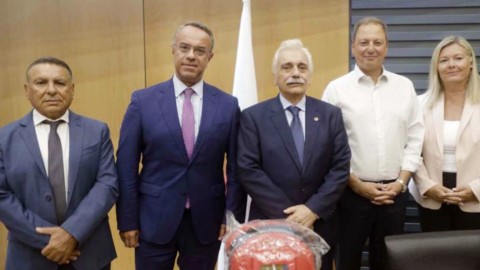 Δωρεά 11 απινιδωτών από τη HELLENiQ ENERGY στο Παράρτημα Λαμίας του Ελληνικού Ερυθρού Σταυρού
