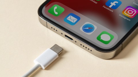 iPhone έτοιμο να μπει στη φόρτιση