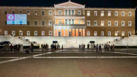 Το κτίριο της Βουλής των Ελλήνων «ντύθηκε» σε ροζ χρώμα και με το λογότυπο του Προγράμματος Προσυμπτωματικού Ελέγχου «ΠΡΟΛΑΜΒΑΝΩ» «Φώφη Γεννηματά»