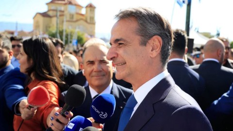 Ο Κυριάκος Μητσοτάκης σε δηλώσεις του μετά το πέρας της μαθητικής παρέλασης στο Περιστέρι / ΦΩΤΟΓΡΑΦΙΑ: ΓΙΩΡΓΟΣ ΚΟΝΤΑΡΙΝΗΣ/EUROKINISSI