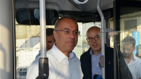 Ο Χρήστος Σταϊκούρας σε ένα από τα νέα λεωφορεία