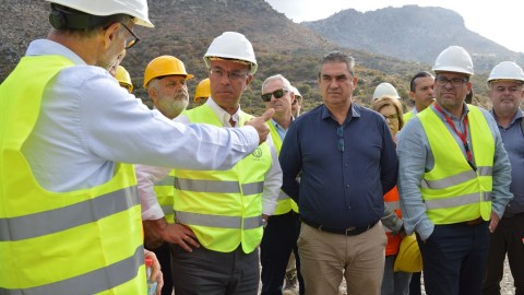Τα εργοτάξια των υπό κατασκευή τμημάτων του Βόρειου Οδικού Άξονα της Κρήτης επισκέφθηκε  ο Υπουργός Υποδομών και Μεταφορών Χρήστος Σταϊκούρας