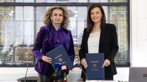 Η Πρόεδρος του ΕΒΕΑ, κυρία Σοφία Κουνενάκη Εφραίμογλου και η Διευθύνουσα Σύμβουλος της Attica Bank, κυρία Ελένη Βρεττού