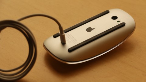 Το Magic Mouse την ώρα που φορτίζει