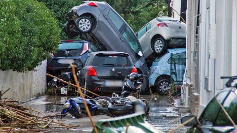 Κατεστραμμένα αυτοκίνητα από την κακοκαιρία Bora στη Ρόδο / Eurokinissi