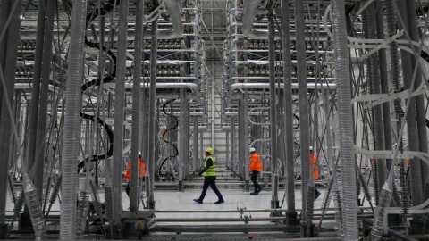 Φωτογραφία που δόθηκε στη δημοσιότητα την Κυριακή 22 Δεκεμβρίου 2024 και εικονίζει τις κτιριακές εργασίες στο Σταθμό Μετατροπής Κουμουνδούρου στον Ασπρόπυργο, την Παρασκευή 20 Δεκεμβρίου 2024. Σημαντικό ορόσημο για το εθνικό σύστημα ηλεκτροδότησης αποτελεί η ολοκλήρωση, εβδομάδα της κατασκευής της Ηλεκτρικής διασύνδεσης Κρήτης-Αττικής η οποία μετά την εκτέλεση των απαραίτητων δοκιμών αναμένεται να τεθεί σε λειτουργία την άνοιξη του 2025. ΑΠΕ-ΜΠΕ/ΑΔΜΗΕ/ΓΙΩΡΓΟΣ ΒΙΤΣΑΡΑΣ