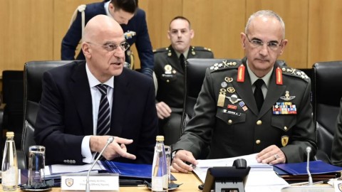 Ο υπουργός Εθνικής Άμυνας Νίκος Δένδιας με τον αρχηγό ΓΕΕΘΑ, στρατηγό Δημήτριο Χούπη