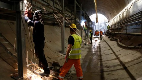 Eργάτες πραγματοποιούν ηλεκτροσυγκολλήσεις μέσα στην υπό κατασκευή σήραγγα, της Νέας Γραμμής 4 του μετρό, στο εργοτάξιο της οδού Κατεχάκη -Φωτογραφία: ΑΠΕ-ΜΠΕ/ΓΙΑΝΝΗΣ ΚΟΛΕΣΙΔΗΣ