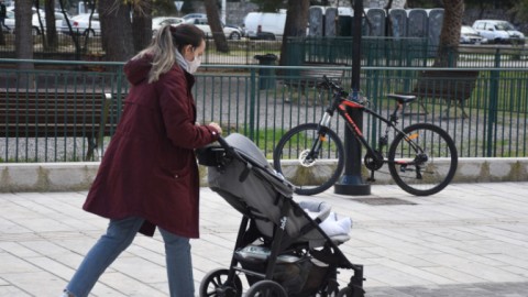 Μητέρα με παιδί/ Φωτογραφία Eurokinissi