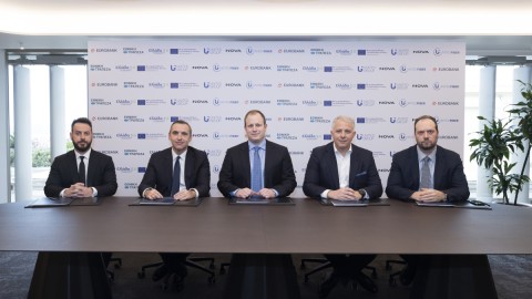 Ο Διευθύνων Σύμβουλος της United Fiber, κ. Γ. Αγγελούσης  Ο Αναπληρωτής Διευθύνων Σύμβουλος και Επικεφαλής Corporate & Investment Banking της Eurobank, κ. Κ. Βασιλείου  Ο Διευθύνων Σύμβουλος της Nova και μέλος του Δ.Σ. της United Fiber, κ. Γ. Λάμπρου  Ο Γενικός Διευθυντής Εταιρικής και Επενδυτικής Τραπεζικής της Εθνικής Τράπεζας, κ. Β. Καραμούζης  Ο Διοικητής της Ειδικής Υπηρεσίας Συντονισμού του Ταμείου Ανάκαμψης, κ. Ορ. Καβαλάκης
