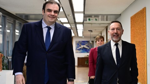 Ο Κυριάκος Πιερρακάκης με τον Γιάννη Στουρνάρα