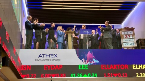 Το καμπανάκι της συνεδρίασης του Χρηματιστηρίου χτύπησαν ο Σάμι Φάις και η Λου Φάις με αφορμή την εισαγωγή στο Χρηματιστήριο Αθηνών