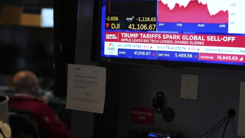 Βουτιά στις παγκόσμιες αγορές μετά τις ανακοινώσεις Τραμπ