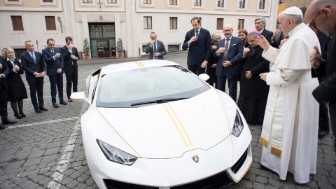 Ο Πάπας Φραγκίσκος και η εντυπωσιακή λευκή Lamborghini έξω από το Βατικανό