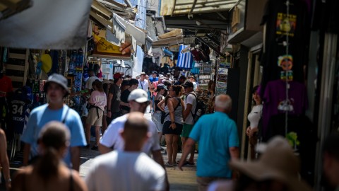 Κόσμος στα καταστήματα στο κέντρο της Αθήνας