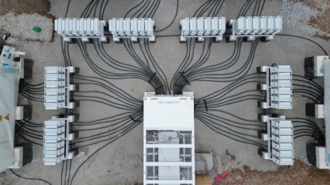 Όμιλος ΔΕΗ: Έναρξη κατασκευής νέου σταθμού μπαταριών (BESS) στο Αμύνταιο