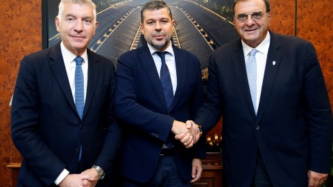 ο Γενικός Γραμματέας της Ελληνικής Ολυμπιακής Επιτροπής, κ. Στέφανος Χανδακάς, ο Πρόεδρος και Διευθύνων Σύμβουλος Ομίλου ΔΕΗ, κ. Γεώργιος Στάσσης και ο Πρόεδρος της Ελληνικής Ολυμπιακής Επιτροπής, κ. Ισίδωρος Κούβελος