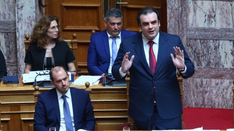 Ο Γιώργος Κώτσηρας με τον Κυριάκο Πιερρακάκη στη Βουλή