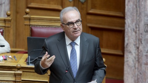 Ο Νίκος Παπαθανάσης στη Βουλή