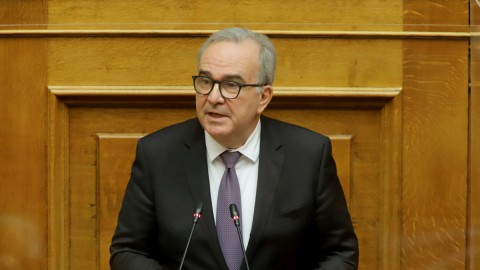 Ο Νίκος Παπαθανάσης στη Βουλή