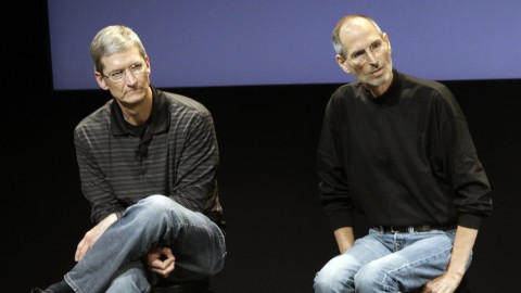 Ο Τιμ Κουκ με τον Στιβ Τζομπς σε εκδήλωση της Apple