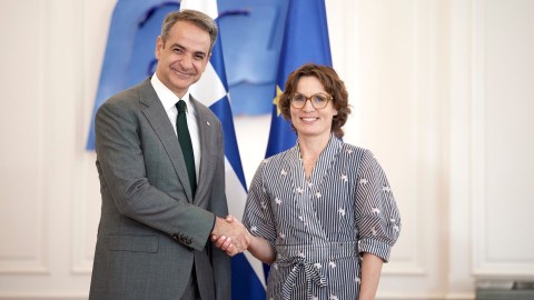 O πρωθυπουργός Κυριάκος Μητσοτάκης με την Ευρωπαία επίτροπο Περιβάλλοντος, Ανθεκτικότητας των Υδάτων και Ανταγωνιστικής Κυκλικής Οικονομίας Γέσικα Ρόσβαλ