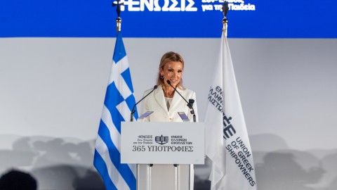 Η Μελίνα Τραυλού - Πρόεδρος Ένωσης Ελλήνων Εφοπλιστών, κατά την ομιλία της στην εκδήλωση της απονομής υποτροφιών