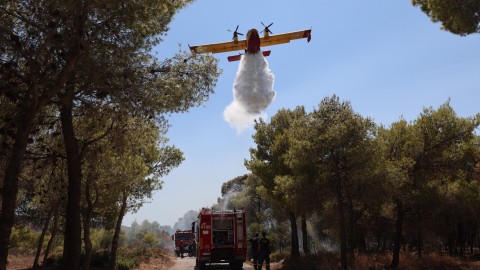 Πυροσβεστικά οχήματα και ελικόπτερο σε κατάσβεση φωτιάς