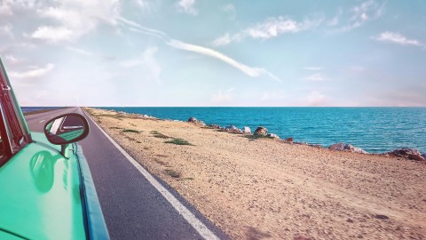 Αυτοκίνητο σε δρόμο δίπλα στη θάλασσα