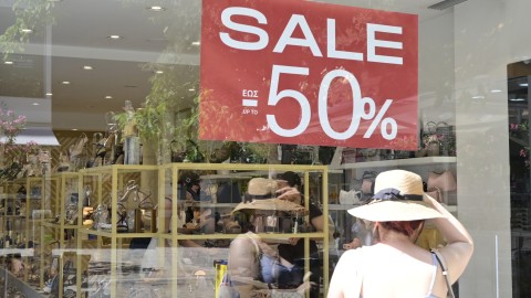 Βιτρίνα καταστήματος στις θερινές εκπτώσεις