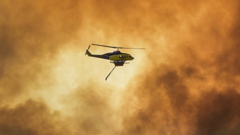 Ελικόπτερο επιχειρεί για την κατάσβεση της φωτιάς στην Ψάθα