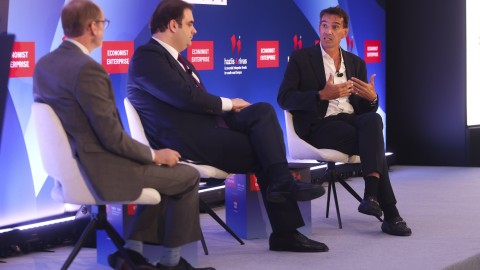 Ο Κυριάκος Πιερρακάκης και ο Πίτερ Φρανκοπάν στο 6ο Thessaloniki Metropolitan Summit / φωτο: powergame.gr