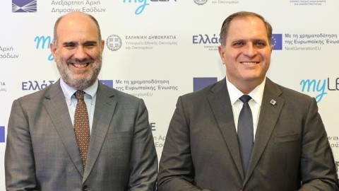 O Υφυπουργός Εθνικής Οικονομίας και Οικονομικών, Δημήτρης Μαρκόπουλος, και ο Διοικητής της ΑΑΔΕ, Γιώργος Πιτσιλής