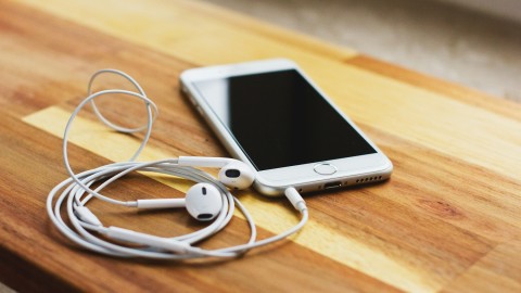 iPhone 6 με ακουστικά