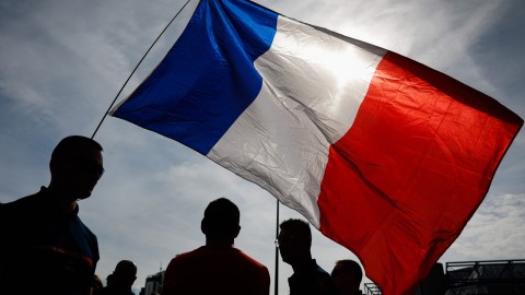 Διαδηλωτές με τη σημαία της Γαλλίας στην Place de Bercy στο Παρίσι