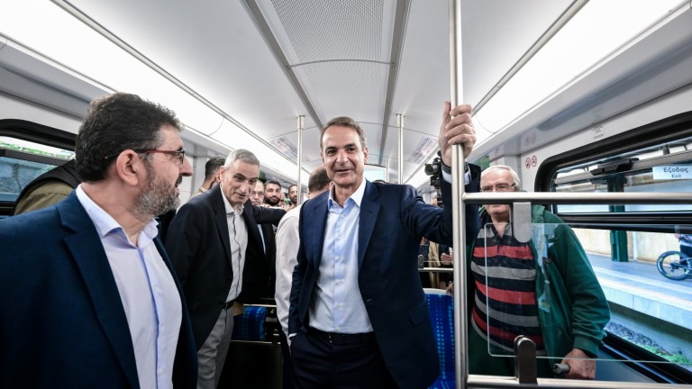 Ο Κυριάκος Μητσοτάκης σε δρομολόγιο του πρώτου ανακατασκευασμένου συρμού του Ηλεκτρικού