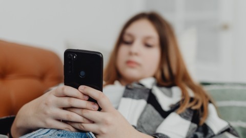 Έφηβη με smartphone