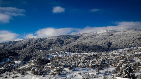 Το χιονισμένο χωριό Σαμαρίνα στα Γρεβενά