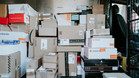 Πληρωμές με μετρητά στις παραδόσεις courier